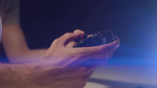 Jouer Des Jeux Vidéo Dans Une Pièce Sombre Avec Une — Video