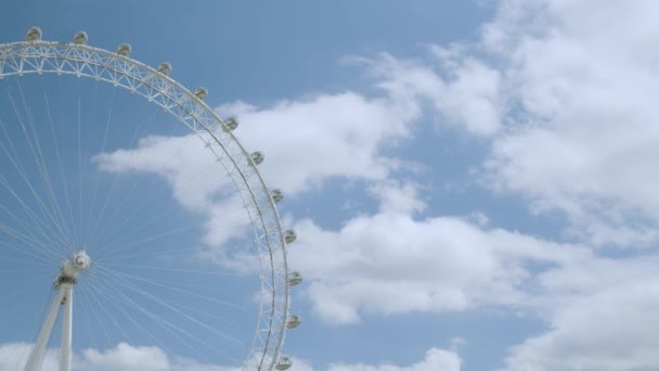雲が速く移動しながら 空の回転に対するロンドンの目の千年紀ホイールランドマーク — ストック動画