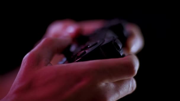 어두운 방에서 배경을 비디오 게임을 빠르게 소프트 포커스를 재생하는 컨트롤러 — 비디오