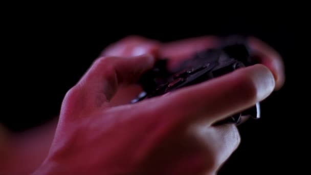 Відтворення Відеоігор Затемненій Кімнаті Чорним Тлом Крупним Планом Маленьких Кнопках — стокове відео