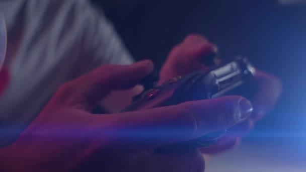 Jogar Videogames Uma Sala Escura Com Clarão Lente Anamórfica Controlador — Vídeo de Stock