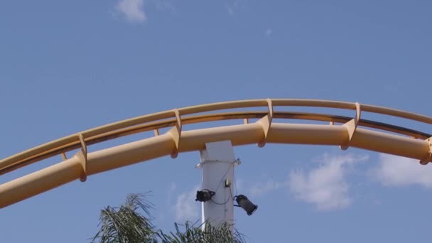 Roller Coaster Sorvola Dosso Pista Pacific Park Parco Divertimenti Sul — Video Stock
