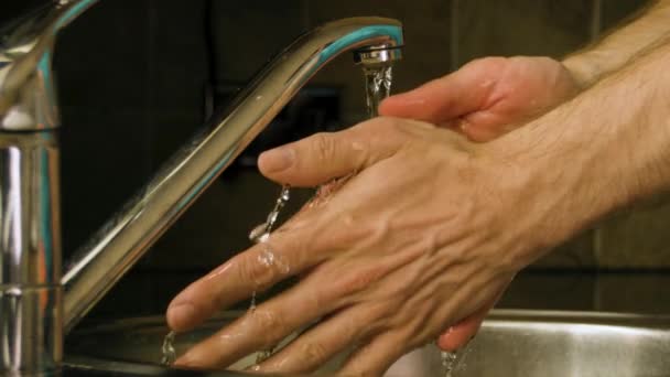 在家里厨房的水槽里洗手和用水冲洗 — 图库视频影像