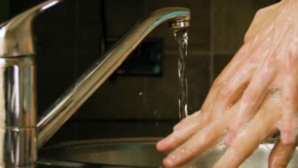 Мытье Рук Смывание Мыла Водой Кухонной Раковине — стоковое видео
