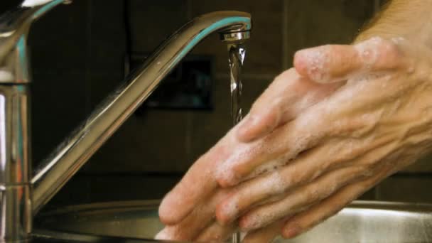手を洗ってホームキッチンシンクに水で石鹸を洗い流してくださいスローモーション — ストック動画