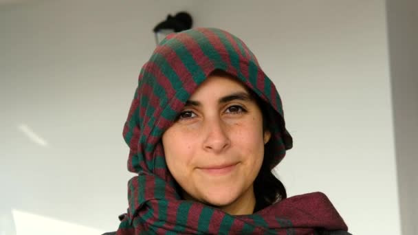 Retrato Mulher Árabe Lenço Cabeça Disparar Para Câmara Arábica Shayla — Vídeo de Stock