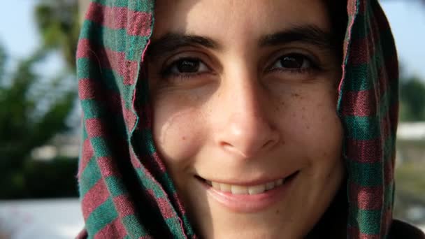 Türbanlı Genç Arap Kadın Portresi Kameraya Doğru Kıvranıyor Arap Şeytan — Stok video