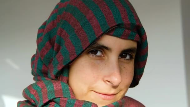 Close Portret Van Jonge Arabische Vrouw Een Hoofddoek Loughing Naar — Stockvideo