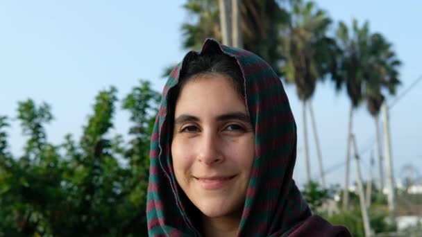 Portrét Mladé Arabky Šátku Loughing Kamery Arabská Shayla Hidžáb Venku — Stock video