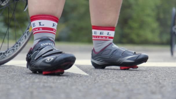 Los Pies Ciclista Mueven Izquierda Derecha Mientras Calienta Antes Una — Vídeo de stock