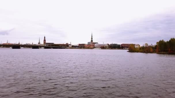 Kalm Met Kleine Rimpelingen Water Van Dauguva Rivier Met Riga — Stockvideo