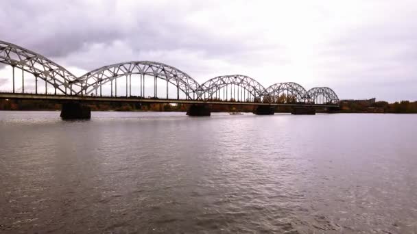 Άδεια Σιδερένια Σιδηροδρομική Γέφυρα Στη Ρίγα Της Λετονίας Συννεφιασμένη Φθινοπωρινή — Αρχείο Βίντεο