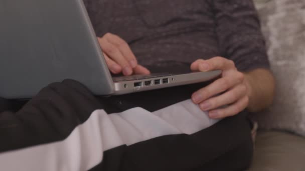 Mężczyzna Leżący Kanapie Pomocą Podkładki Laptopie Pracy Domu Zbliżenie — Wideo stockowe
