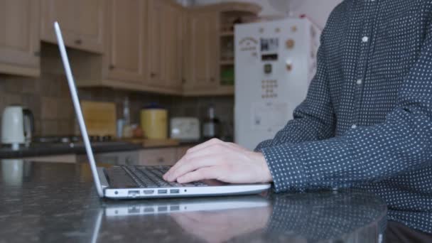 Smart Klädd Man Med Hjälp Spåret Pad Och Skriva Bärbar — Stockvideo