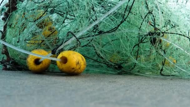 Rede Pesca Abandonada Uma Praia Areia Poluição Oceânica Contaminação Ambiental — Vídeo de Stock