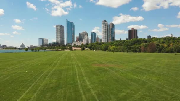 Milwaukee Wisconsin Aerial Footage Centro Skyline Ciudad Brillante Día Verano — Vídeos de Stock