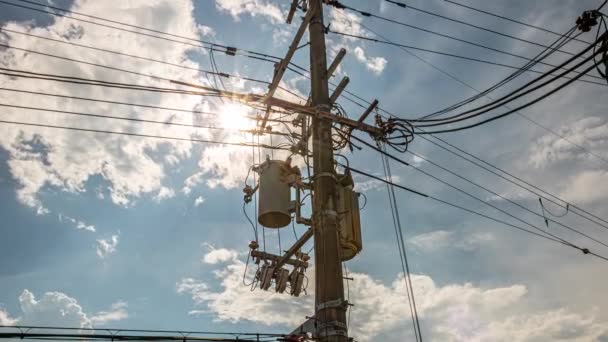 Облака Powerline Time Lapse Полдень — стоковое видео