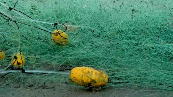 Visnet Aan Kust Plastic Besmetting Ambachtelijk Visnet Liggend Het Zand — Stockvideo