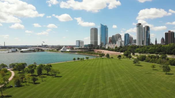 Milwaukee Skyline Museo Arte Una Parte Ciudad Durante Hermoso Día — Vídeos de Stock