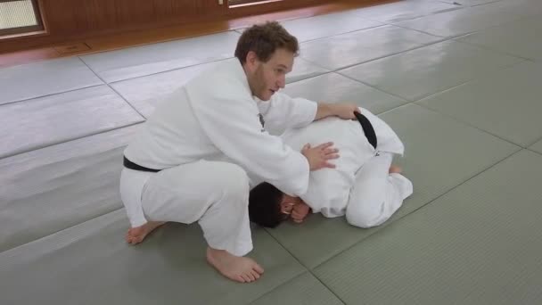 Entrenador Judo Muestra Posición Defensa Tapete Tatami Dojo — Vídeos de Stock