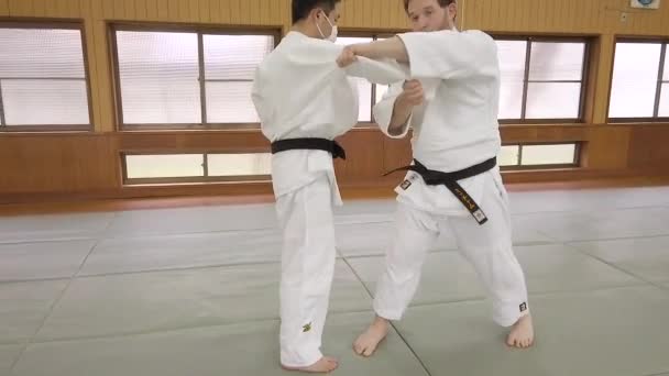 Judoka Demonstrating Shoulder Throw Sparring Partner — Stock Video