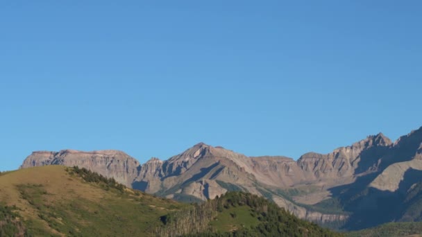 阳光明媚的夏日 拍下了斯内福尔山的全景 — 图库视频影像