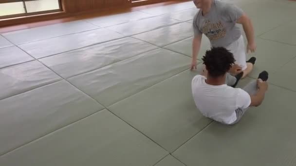 Hvit Afrikansk Amerikansk Man Bryting Dojo Mat – stockvideo