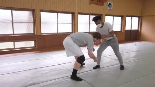 Kaki Meraih Gerakan Gulat Dilakukan Dojo Oleh Dua Orang — Stok Video