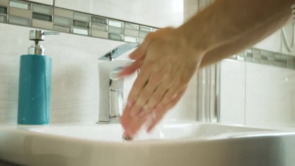 Man Tvättar Händerna Ett Handfat Dagen Sköljning Tvål — Stockvideo