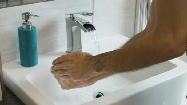 男性リンス石鹸オフ手と腕でバスルームシンクで超スローモーション — ストック動画