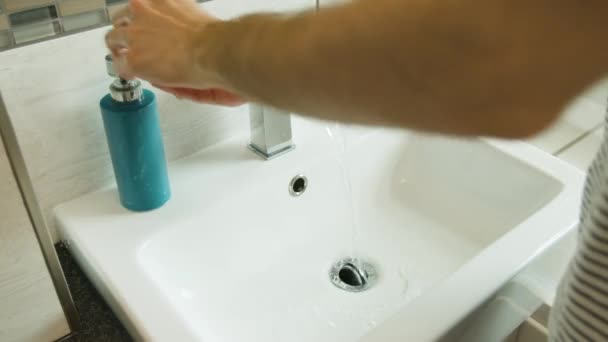 男性洗濯手でバスルームシンクで日にリンス石鹸から高い — ストック動画