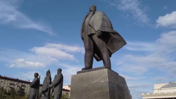Estatua Vladimir Lenin Ciudad Novosibrisk Conceptos Personalidades Históricas Panorámica Izquierda — Vídeos de Stock