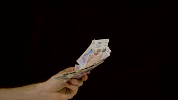 Mão Acenando Uma Pilha Bagunçada Dinheiro Contra Fundo Preto Câmera — Vídeo de Stock