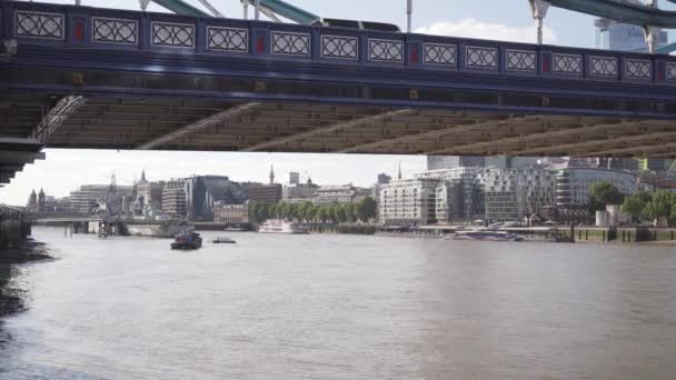 Vista Cinematografica Sotto Tower Bridge Londra Tamigi Fiume Barca — Video Stock