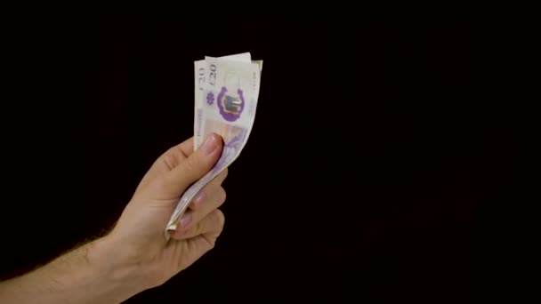 Рука Махає Акуратним Стосом Готівкових Грошей Постійно Чорному Тлі Повільному — стокове відео