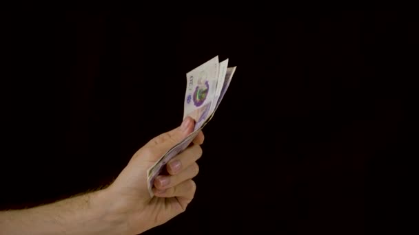 Рука Терти Акуратний Стек Готівкових Грошей Постійно Чорному Тлі Повільному — стокове відео