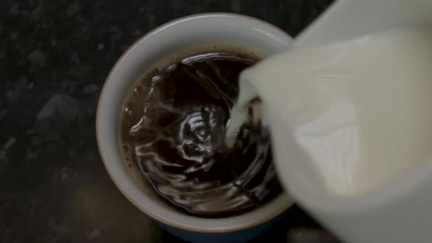 Ρίχνει Γάλα Μια Κούπα Σκέτο Στιγμιαίο Καφέ Αργή Κίνηση — Αρχείο Βίντεο