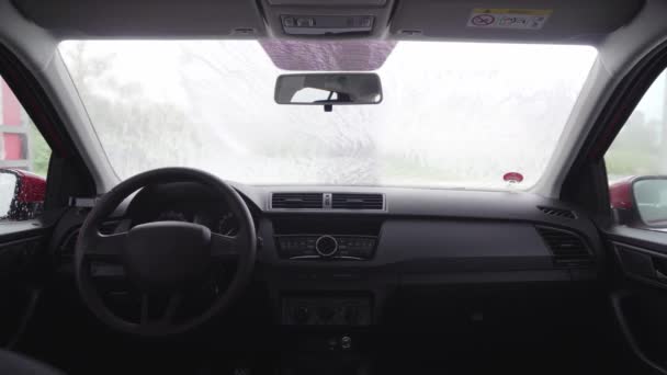Внутренний Вид Автомойки Человека Лобовое Стекло Полное Белой Пены Очистителя — стоковое видео