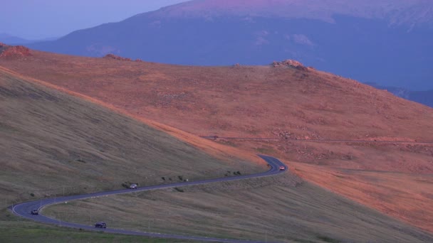 Auto Rijden Het Rocky Mountain National Park Bij Zonsondergang — Stockvideo