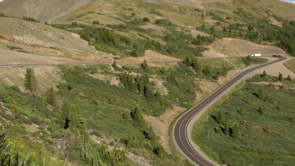 Carros Dirigindo Nas Montanhas Rochosas Colorado — Vídeo de Stock