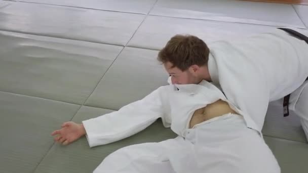Sensei Judo Demuestra Pin Sujeción Lateral Yoko Shiho Gatame Dojo — Vídeos de Stock