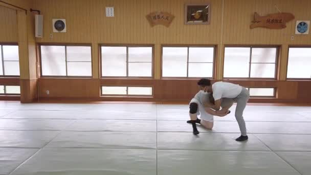 Egy Birkózó Edző Bemutatja Hogy Egy Hagyományos Japán Dojo Ban — Stock videók