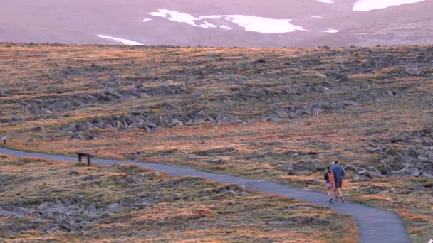 Caminhadas Casal Nas Terras Altas Parque Nacional Montanha Rochosa — Vídeo de Stock