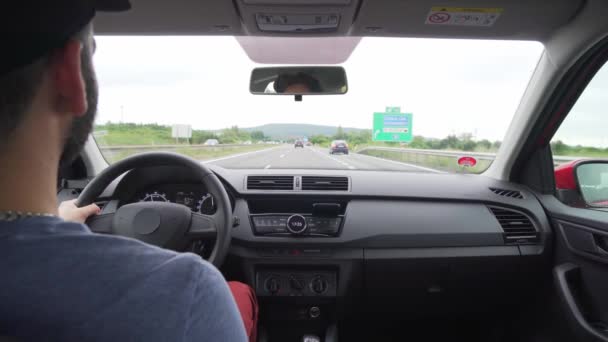 Кавказький Чоловік Їздить Автостопом Оглядає Автомобіль Безпечно Їздить Протягом Дня — стокове відео