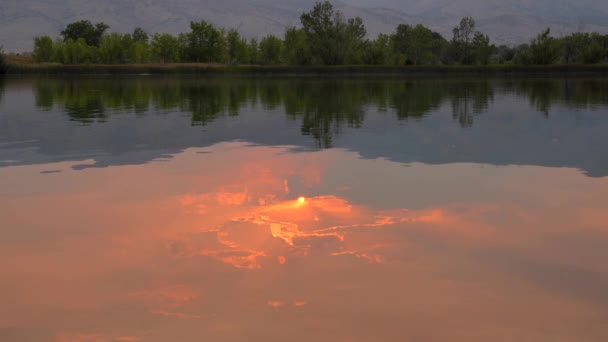 Αντανάκλαση Του Ηλιοβασιλέματος Πάνω Από Την Επιφάνεια Της Λίμνης Κατά — Αρχείο Βίντεο