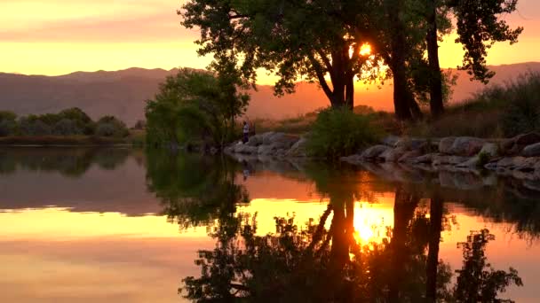 2020年8月底科罗拉多州野火中湖面日落的反射 — 图库视频影像