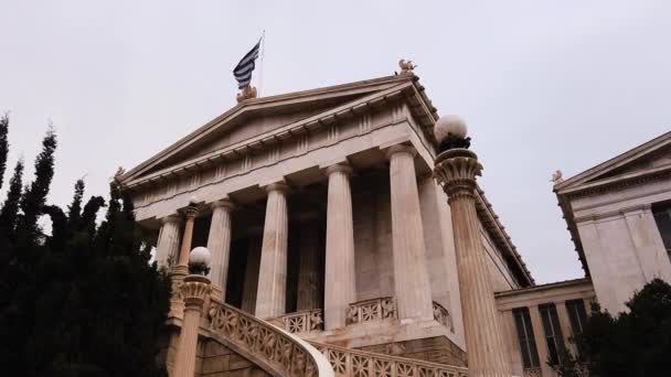 Biblioteca Nacional Atenas Grecia Día Nublado Movimiento Ángulo Bajo Tiro — Vídeos de Stock