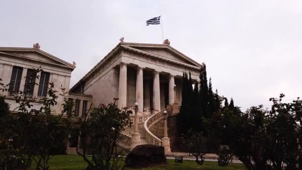Похмурий День Афінах Греція Знімали Національну Бібліотеку Грецький Прапор Махає — стокове відео