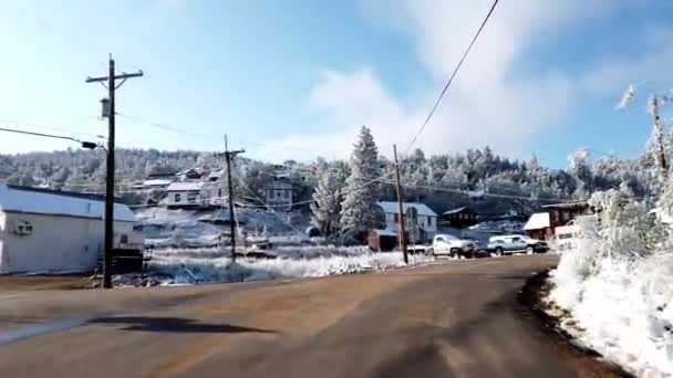 Pov Jadący Przez Małe Górskie Miasteczko Burzy Śnieżnej — Wideo stockowe