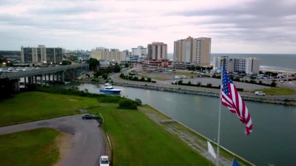 美国国旗在弗吉尼亚海滩飘扬4K — 图库视频影像